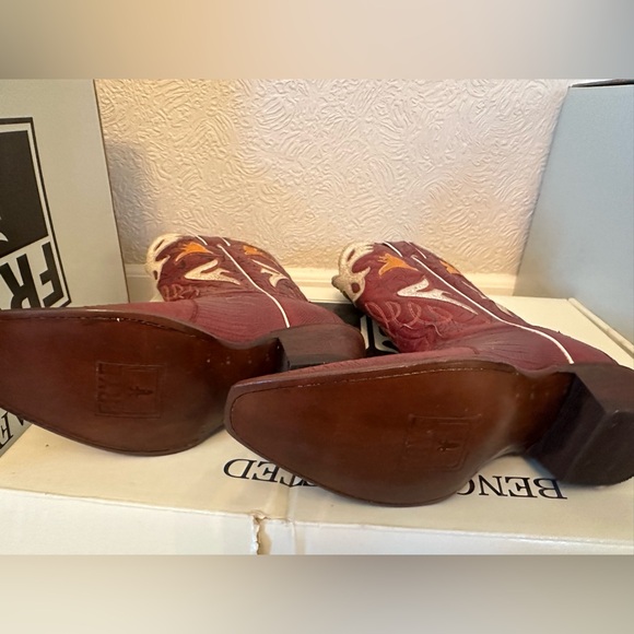 These gorgeous Frye Lily Lizard cowboy boots will be the star in your closet. - Picture 4 of 8